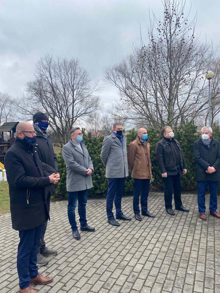 Zaproszeni goście ceremonii odsłonięcia pamiątkowej tablicy 75-lecia LZS